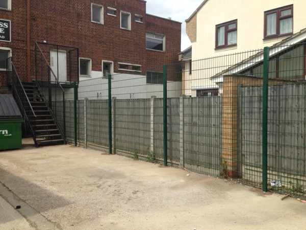 868 Mesh Fencing